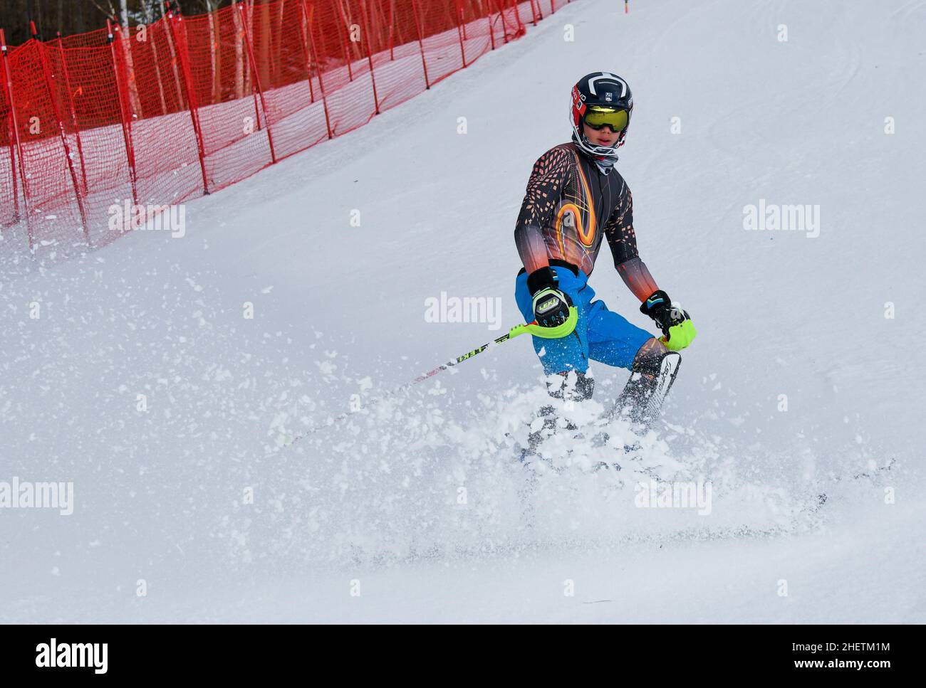 VERMONT - DEZEMBER, 17: Junge Skifahrer von der Mount Mansfield Academy üben auf der Spruce Peak Race Course Stowe Mountain Resort am 17. Dezember 2021 in Stockfoto