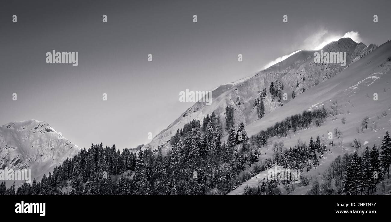 Verschneite Berge in österreich tirol mit Pulverschnee über Kamm Stockfoto