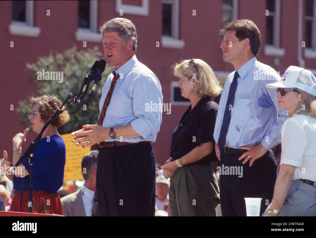 Corsicana Texas USA, 1992: Von links aus sind Bill Clinton, Tipper Gore, Al Gore und Hillary Rodham Clinton auf einer Wahlkampfveranstaltung an einem heißen Sommertag auf der Bühne. ©Bob Daemmrich Stockfoto