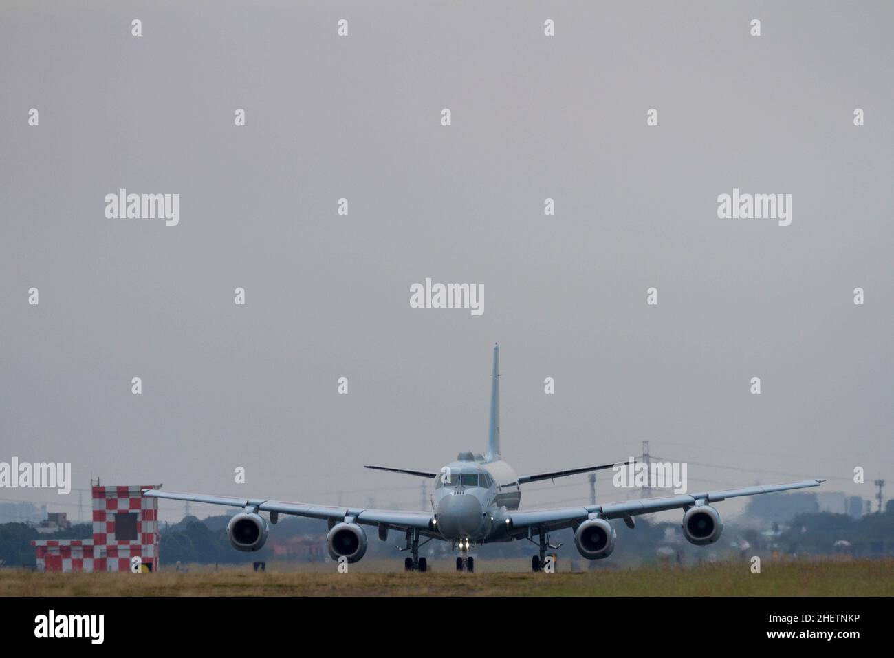 Ein Seepatrouillenflugzeug der Kawasaki P1 mit dem Luftgeschwader der japanischen Maritime Self Defense Force (JMSDF) 3 auf der Naval Air Facility, Atsugi Airbase, Kanagawa, Japan. Stockfoto