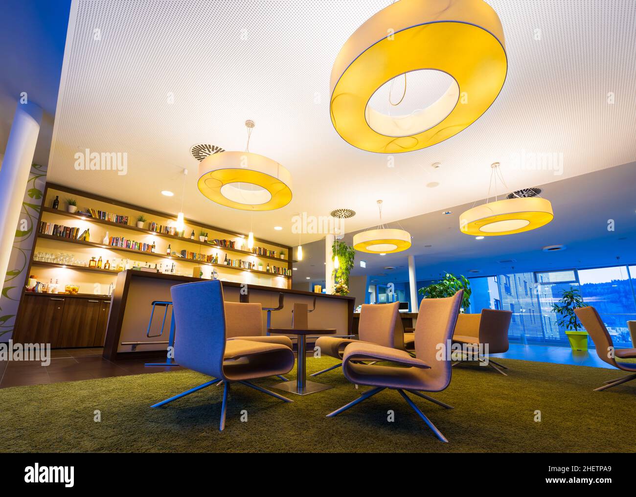 Große moderne Lounge mit riesigen Lampen in der Hotelbar Stockfoto