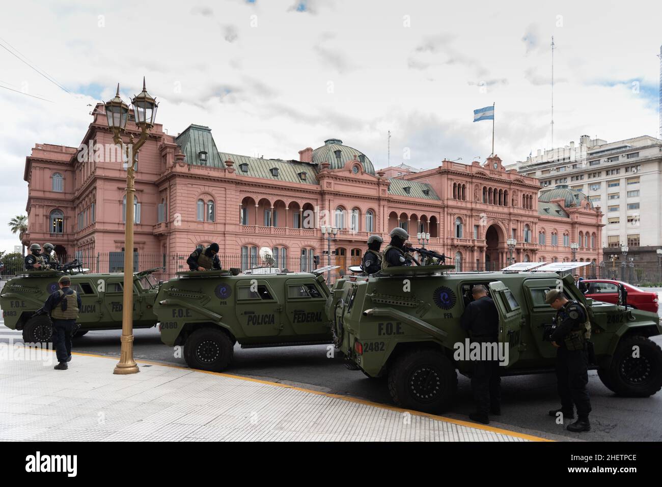 Drei gepanzerte Transporter der argentinischen Bundespolizei bewachen das Pink House während des G-20-Treffens mit dem Regierungsgebäude im Hintergrund. Stockfoto