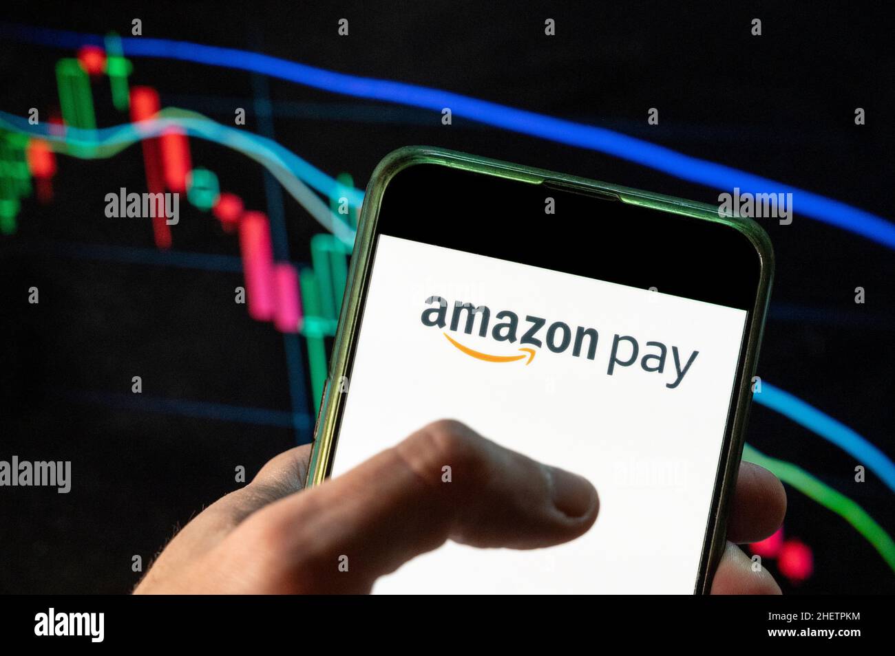 China. 09th Dez 2021. In dieser Abbildung ist das amerikanische Online-Zahlungsplattform von Amazon, Amazon Pay, Logo auf einem Smartphone mit einem wirtschaftlichen Börsenindex im Hintergrund zu sehen. (Foto von Budrul Chukrut/SOPA Images/Sipa USA) Quelle: SIPA USA/Alamy Live News Stockfoto