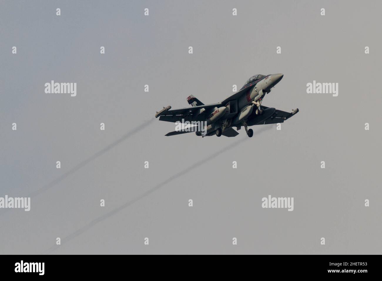 Yamato, Japan. 31st. Mai 2016. Ein Boeing EA-18G Growler-Düsenjäger mit dem VAQ-141, US Navy Electronic Attack Squadron, bekannt als Shadow Hawk, fliegt tief über Chuo Rinkan in Kanagawa, Japan. (Foto von Damon Coulter/SOPA Images/Sipa USA) Quelle: SIPA USA/Alamy Live News Stockfoto