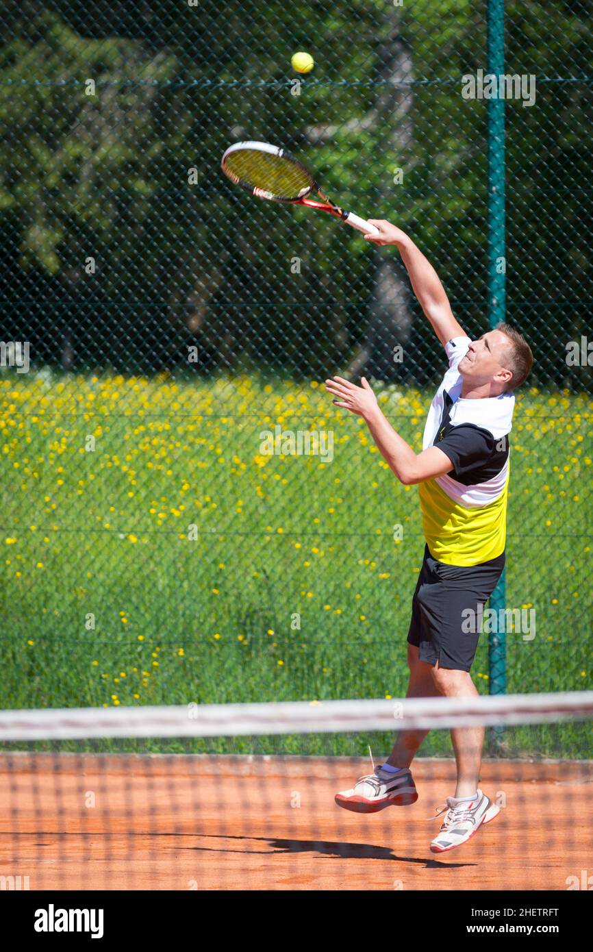 Tennisspieler hinter netand traf den Service-Ball Stockfoto