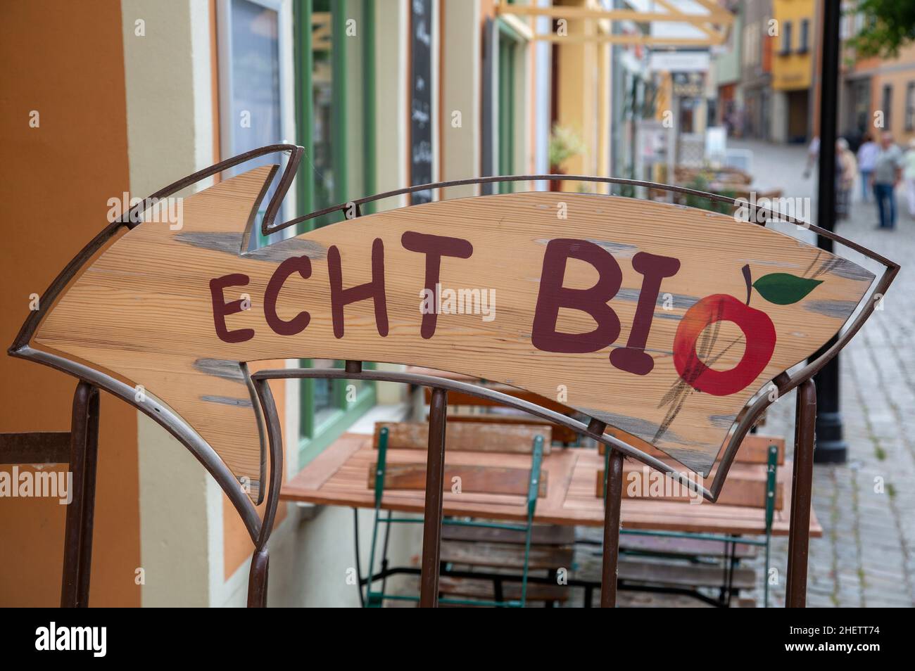 Deutsches Richtungszeichen übersetzt in Real Organic auf Englisch Stockfoto