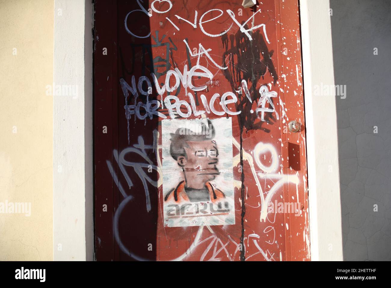 Grafity oder Straßenzeichnung auf der Charakterwand APU Nahasaapeapetilon 2019 in Hermosillo, Sonora, Mexiko. Ist ein wiederkehrender Charakter. Die amerikanische Zeichentrickserie The Simpsons. Er ist ein indischer Immigranten-Inhaber, der den Kwik-E-Mart betreibt, ein beliebtes Lebensmittelgeschäft in Springfield, und ist am besten bekannt für seinen Schlagwort: „Vielen Dank, kommen Sie wieder“. (Foto: LuisGutierrez/NortePhoto.com) grafity o dibujo callejero en la pared de personaje APU Nahasaapeapetilon 2019 en Hermosillo, Sonora, Mexico . ist ein wiederkehrender Charakter. Die amerikanische Zeichentrickserie The Simpsons. Er ist ein Stockfoto