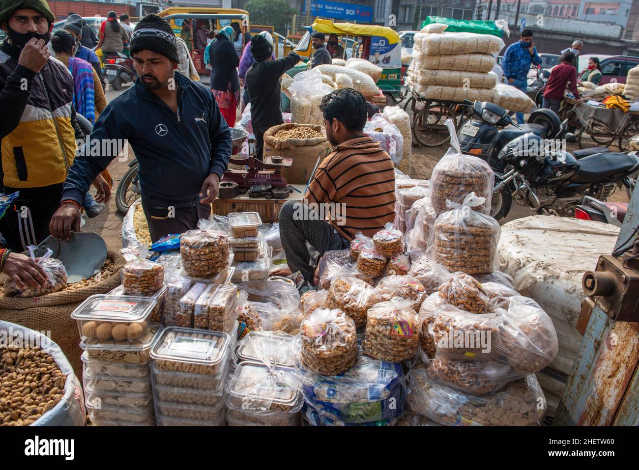 Ghaziabad, Indien. 12th Januar 2022. Ein Straßenladen mit Erdnüssen und Chikki (eine traditionelle indische Süßigkeit (spröde), die in der Regel aus Nüssen und Zuckerrüben/Zucker hergestellt wird) am Vorabend des Lohri-Festivals auf dem Naya Ganj-Markt.Lohri ist ein beliebtes Erntefest, das vor allem im Norden Indiens und vor allem von Hindus und Sikhs aus der Punjab-Region gefeiert wird. Lohri markiert das Ende des Winters und ist ein traditionelles Willkommen von längeren Tagen und Sonnenreise auf die nördliche Hemisphäre in der Punjab Region. (Foto von Pradeep Gaur/SOPA Images/Sipa USA) Quelle: SIPA USA/Alamy Live News Stockfoto