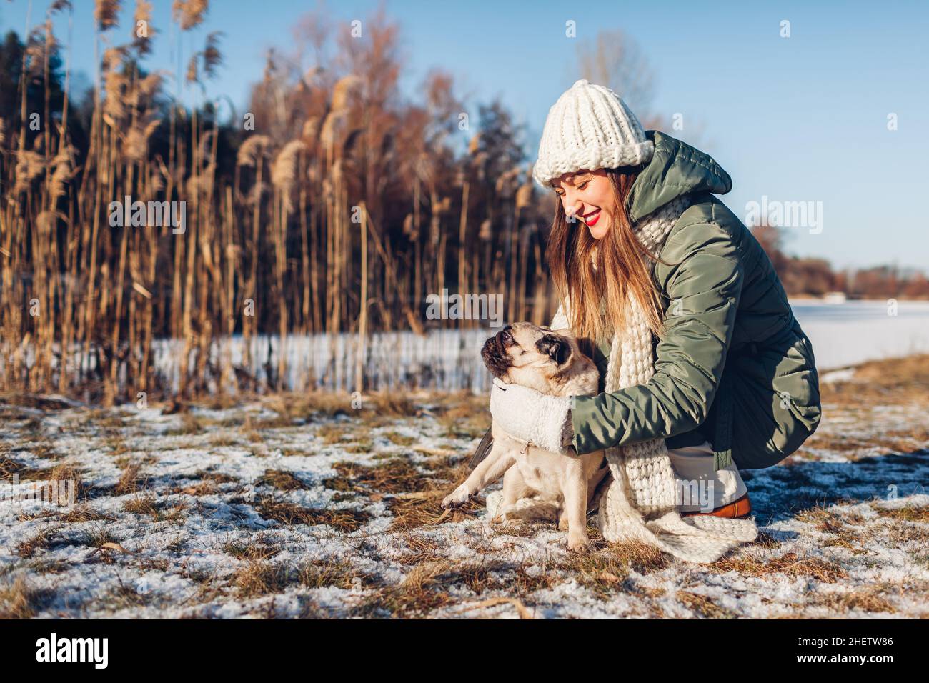Junge Frau Mit Mops Hund Im Schnee Stockfotos und -bilder Kaufen - Alamy