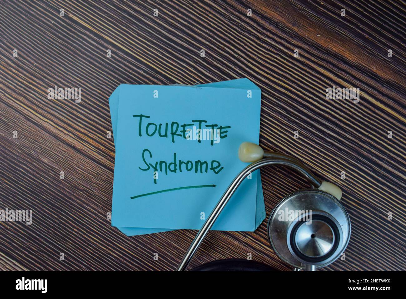 Tourette-Syndrom Schreiben Sie auf klebrige Notizen isoliert auf Holztisch. Stockfoto