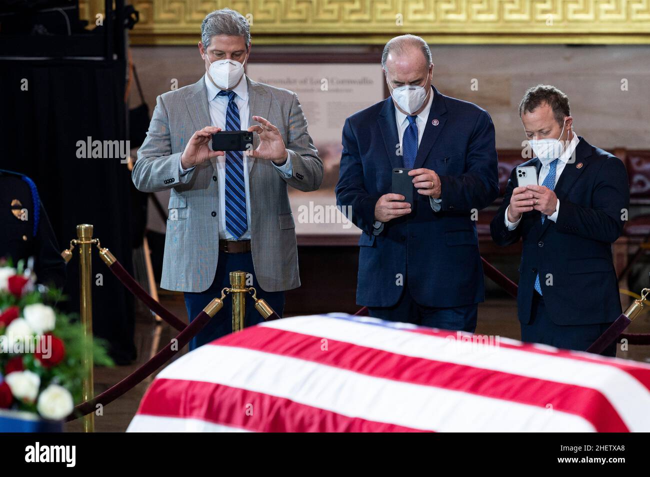 Washington, USA. 12th Januar 2022. USA - JANUAR 12: Von links nehmen der Republikaner Tim Ryan, D-Ohio, der Republikaner Dan Kildee, D-mich., und der Republikaner Josh Gottheimer, D-N.J., Fotos mit ihren Telefonen auf, als der ehemalige Mehrheitsführer des Senats, Harry Reid, am Mittwoch, den 12. Januar 2022, im US-Kapitol in einem Staat liegt. (Foto von Bill Clark/Pool/Sipa USA) Quelle: SIPA USA/Alamy Live News Stockfoto