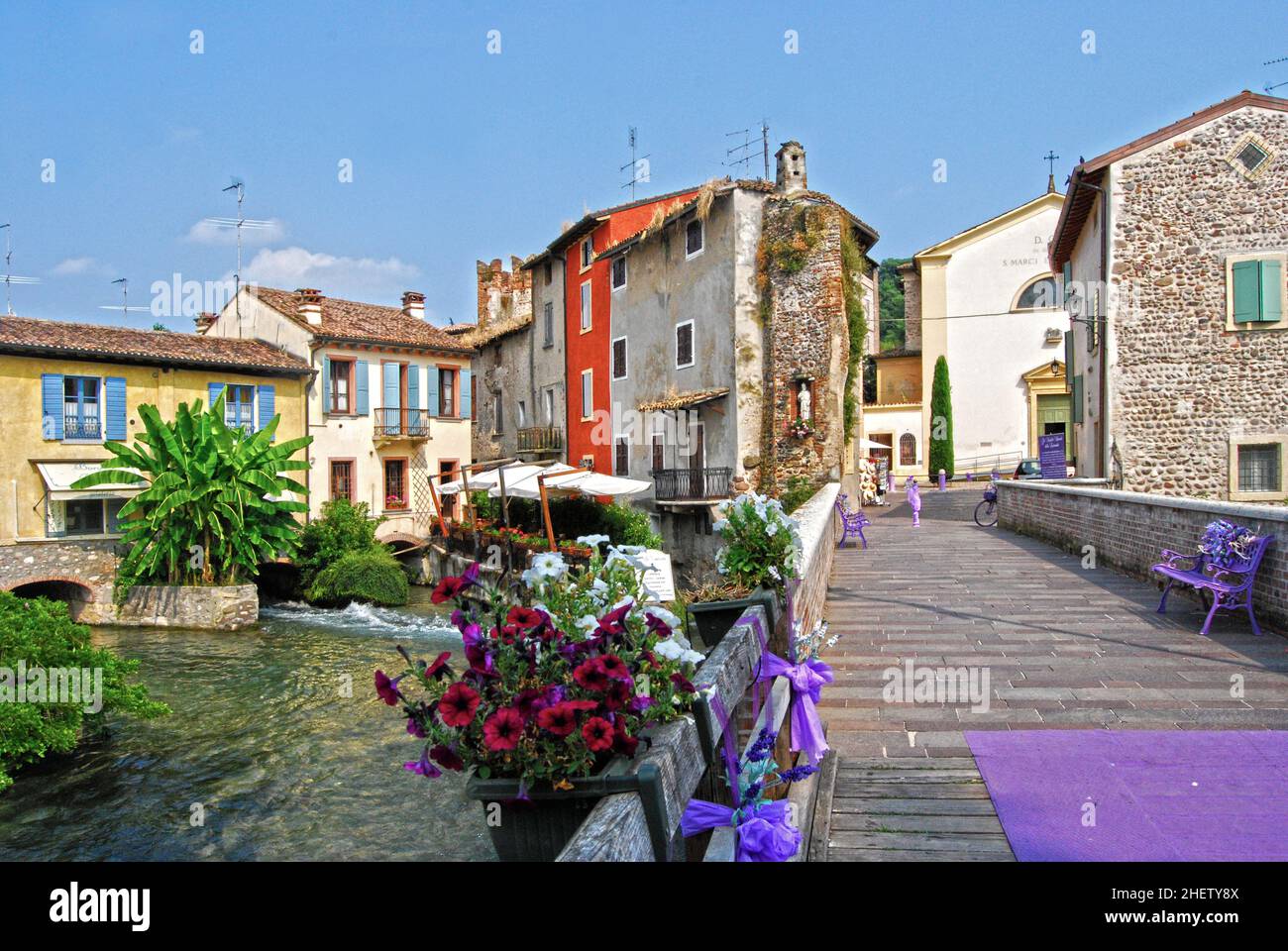 Das farbenfrohe Dorf Borghetto, Valeggio sul Mincio, während der Festtage. Eines der schönsten Dörfer Italiens. Stockfoto