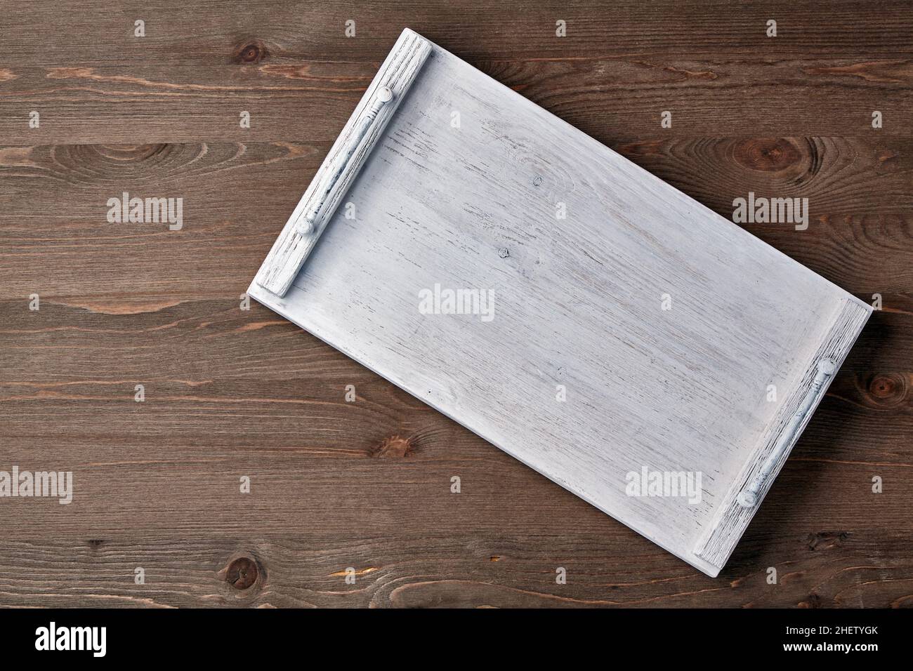 Weißes Holztablett auf einem braunen Holztisch. Gerichte, die im Menülayout angezeigt werden Stockfoto