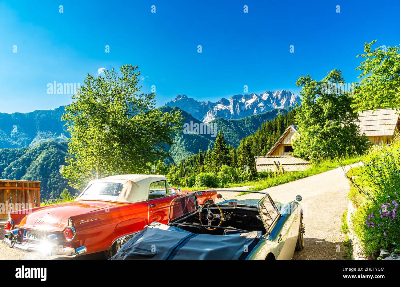 3. Juni 2018: Oldtimer vor den slowenischen Alpen neben dem Logar-Tal, Slowenien Stockfoto