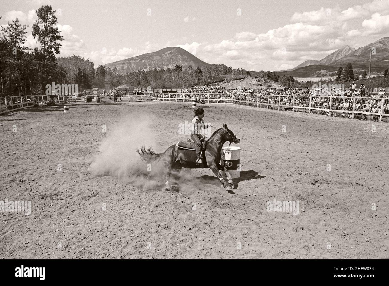 Barrel-Rennen beim Crowsnest Pass Rodeo, Alberta, Kanada. Ca. 1981 Stockfoto
