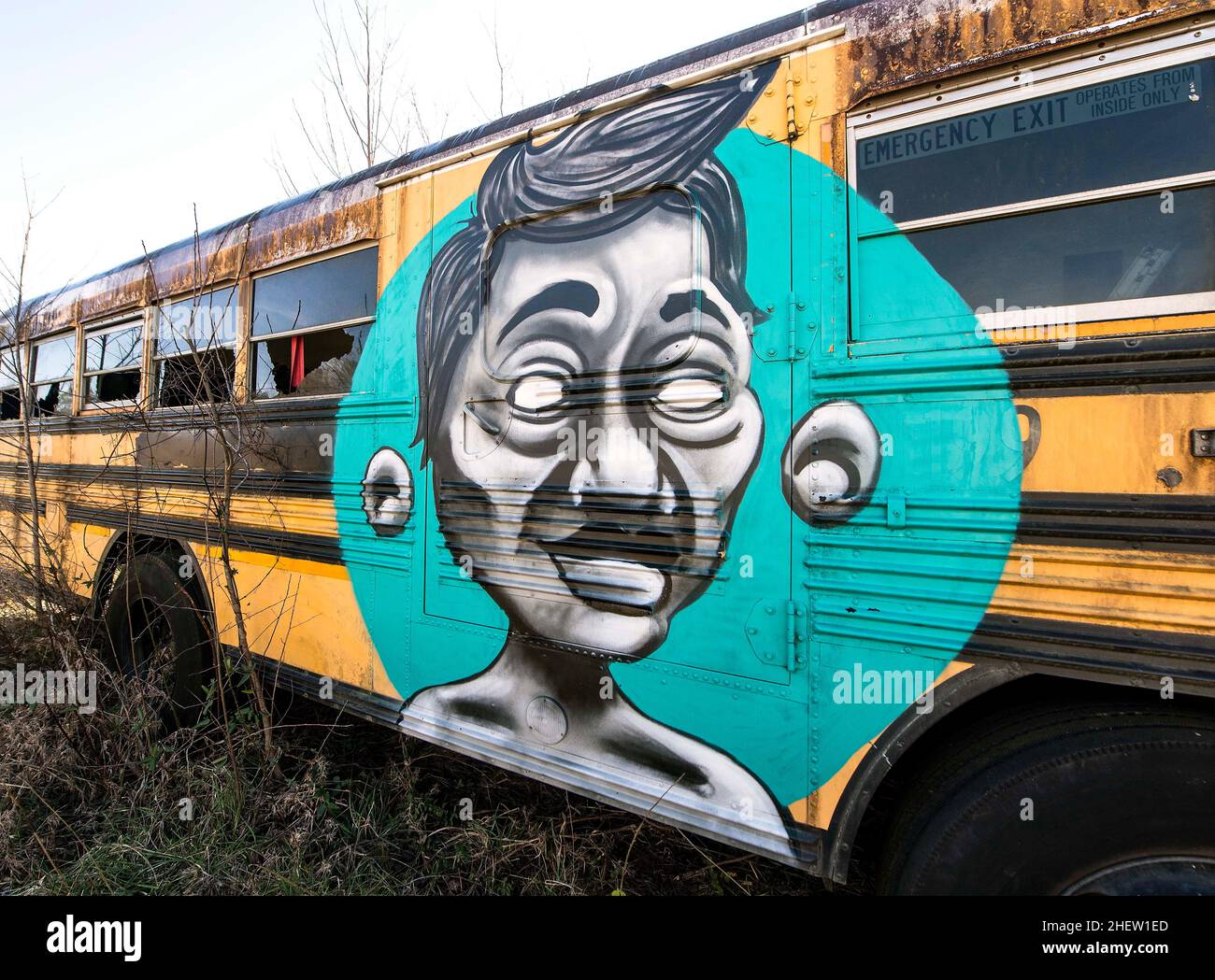 Alto, Georgia, USA. 12th Januar 2022. Der Schulbus-Friedhof auf dem Gelände des Auto Parts & Wrecker Service von Alonzo Wade ist ein Kreis von demisionierten Schulbussen, die als Leinwand für lokale Künstler und als Zaun für das Unternehmen dienen. Die Kunst wird fast jährlich verändert.(Bildquelle: © Brian Cahn/ZUMA Press Wire) Stockfoto