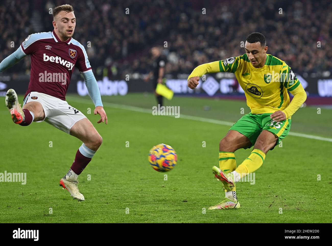 London, Großbritannien. 12th Januar 2022. Adam Idah (Norwich) setzt sich ins Kreuz, als Jarrod Bowen (West Ham) versucht, ihn während des West Ham gegen Norwich Premier League Spiels im London Stadium Stratford zu stoppen. Quelle: MARTIN DALTON/Alamy Live News Stockfoto