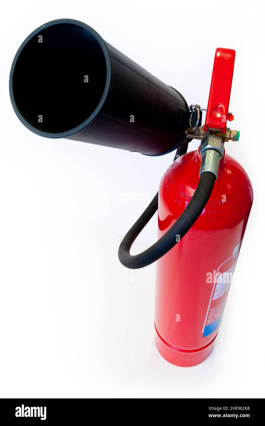 Roter Feuerlöscher mit schwarzer Düse, um einen Brand in einem Gebäude zu löschen Stockfoto