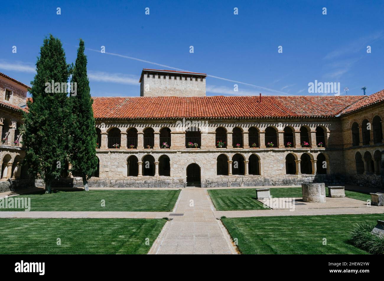 Vorderansicht des Hofes des Klosters Santo Domingo in Caleruega mit zwei großen Zypressen, Burgos, Castilla y León, Spanien. Stockfoto