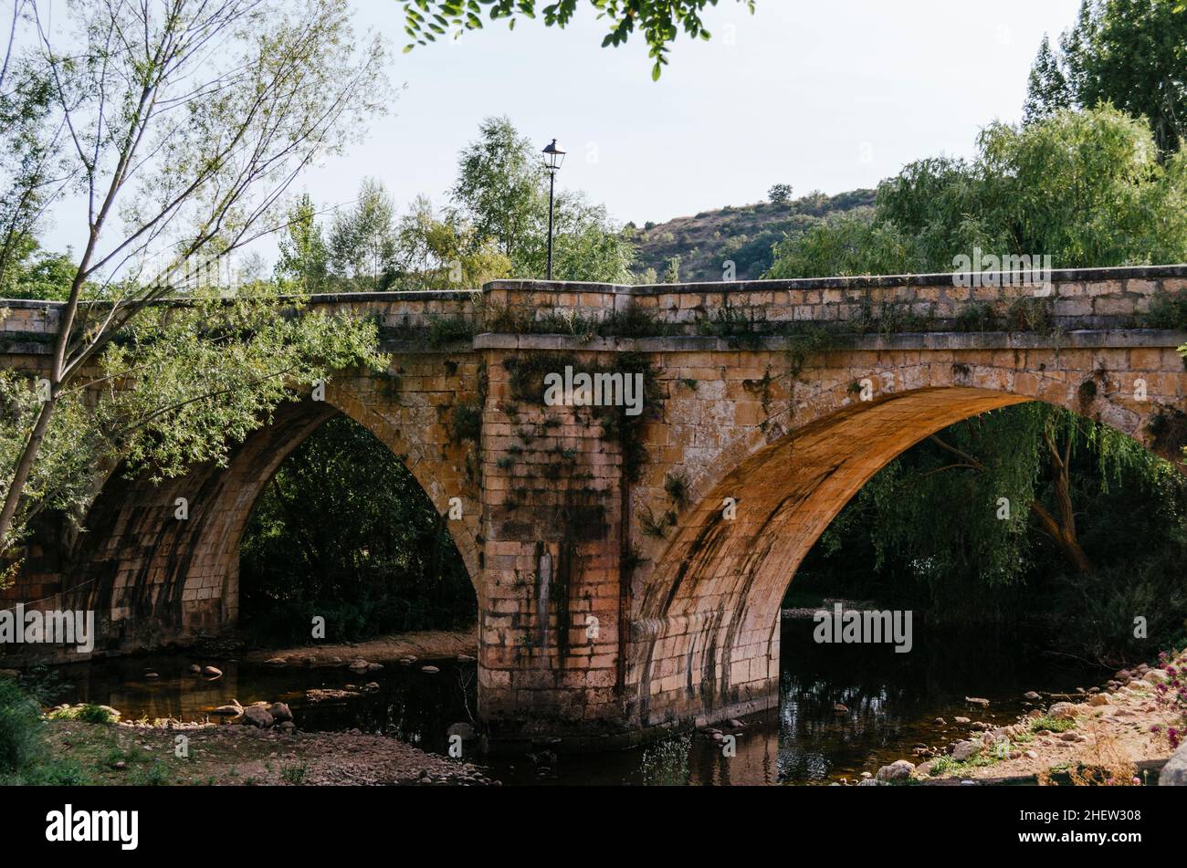 Mittelalterliche Brücke von San Pablo über den Fluss Arlanza in Covarrubias, Burgos, Castilla y León, Spanien. Stockfoto