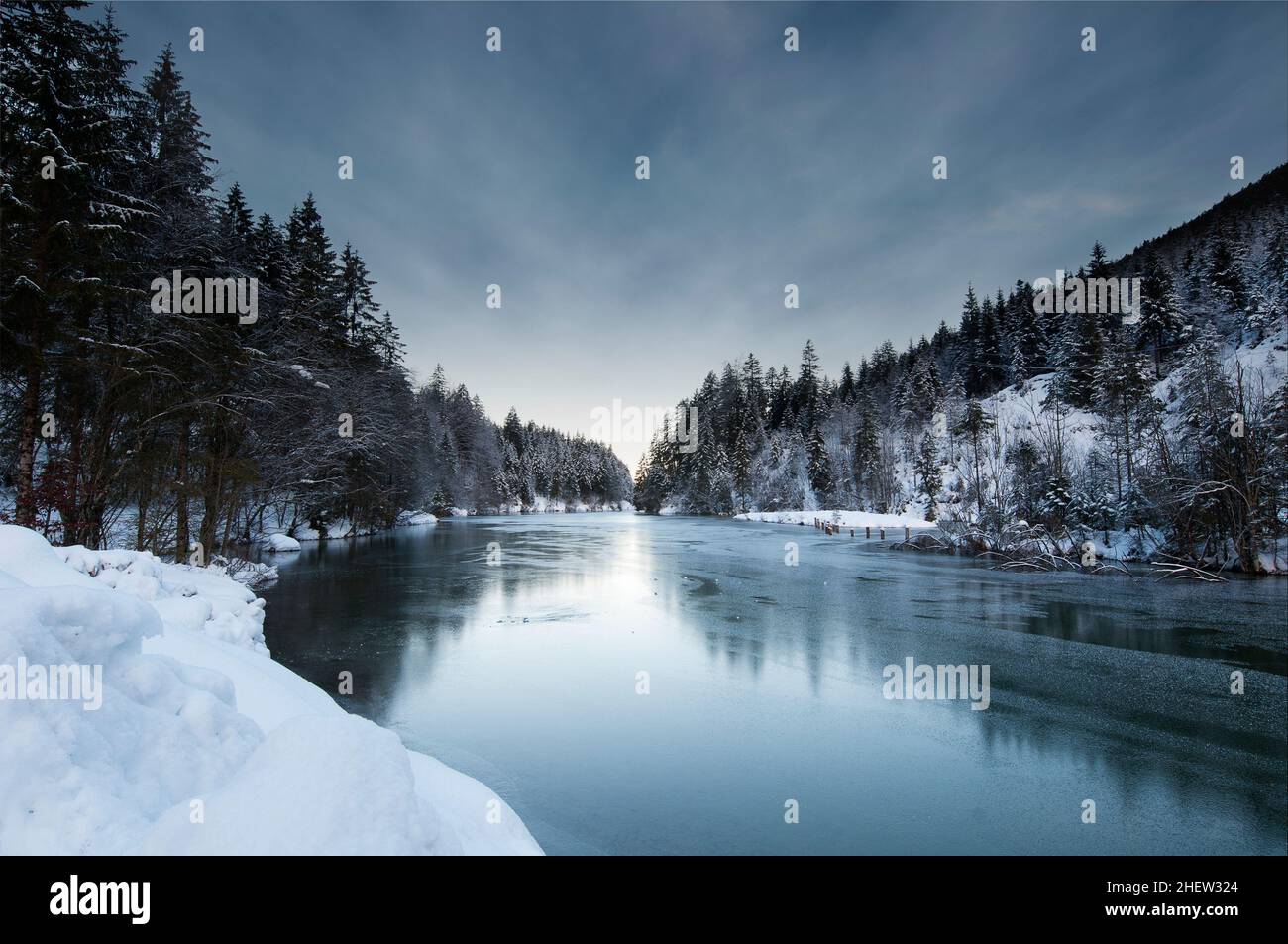 Blick auf eine Winterlandschaft mit gefrorenem plansee und verschneiten Wäldern in tirol österreich Stockfoto