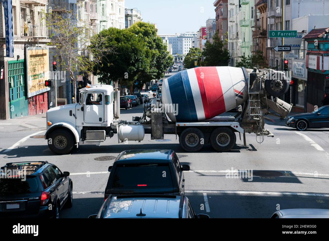 der amerikanische Betonmischwagen überquert in San Francisco eine Straße Stockfoto