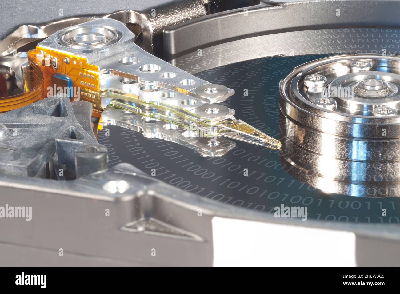 Festplatte mit Binärcodes auf der Festplatte Stockfoto