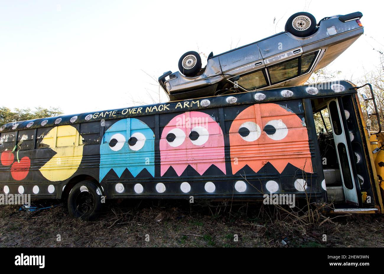 Alto, Georgia, USA. 12th Januar 2022. Der Schulbus-Friedhof auf dem Gelände des Auto Parts & Wrecker Service von Alonzo Wade ist ein Kreis stillgelegter Schulbusse, die als Leinwand für lokale Künstler und als Zaun für das Unternehmen dienen. Die Kunst wird fast jährlich verändert. (Bild: © Brian Cahn/ZUMA Press Wire) Stockfoto