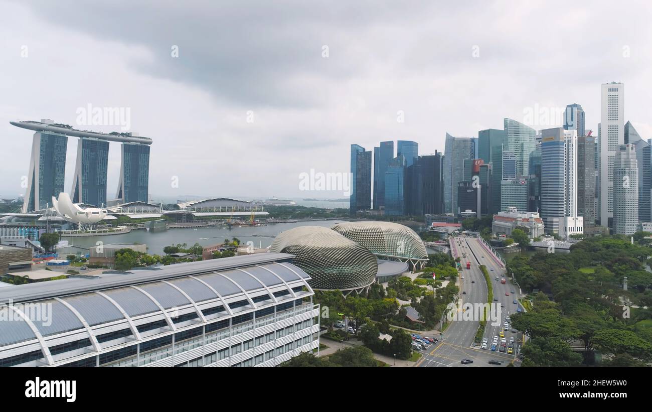 Skyline von Singapur entlang des Singapore River, schönes grünes Gras und die Straße. Luftbild für die Skyline der Küste von Singapur, Hochhäuser und Grün Stockfoto