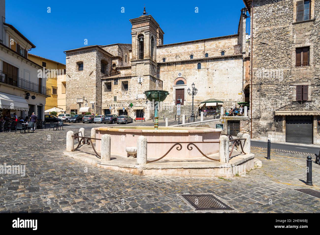 Außenansicht der Kathedrale von Narni am zentralen Platz der Stadt. Narni, Umbrien, Itay, 2021. August Stockfoto