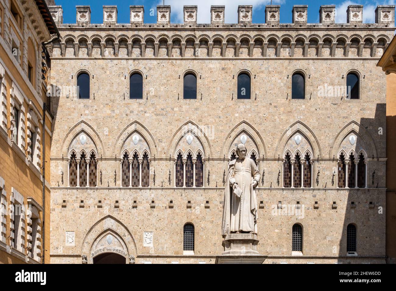 Siena, Italien, August 2021 – im Palazzo Salimbeni befindet sich das Hauptbüro der Banca Monte dei Paschi di Siena Stockfoto