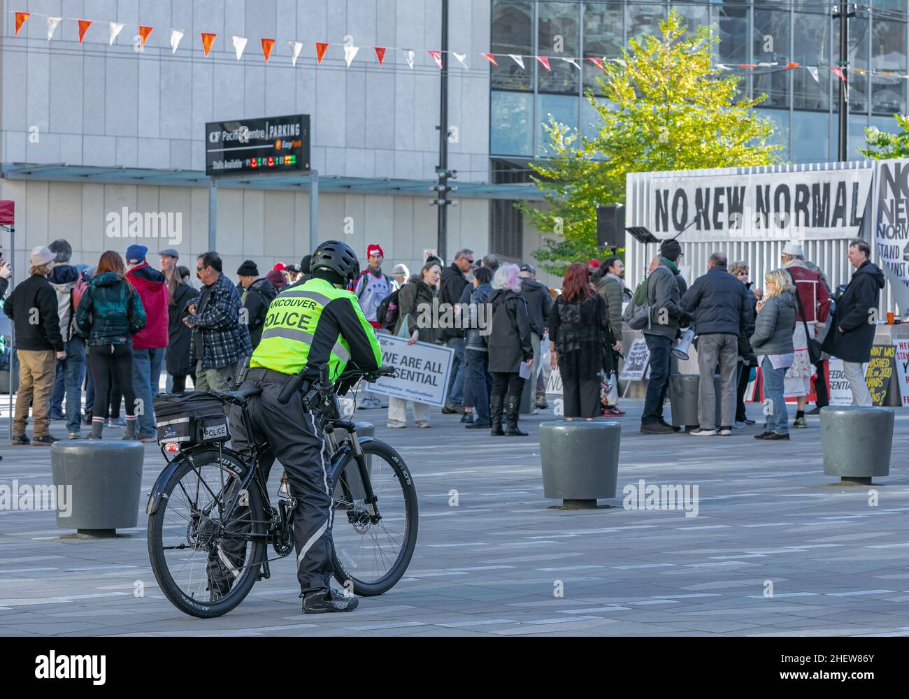 Vancouver, BC, Kanada - November 1,2020. Friedlicher Protest Anti-Blockierung, Anti-Impfstoff und Anti-Maske-Demonstranten inszenieren eine Demonstration. Selektiver Fokus, s Stockfoto