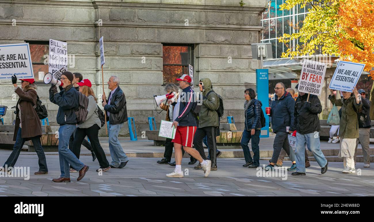 Vancouver, BC, Kanada - November 1,2020. Friedlicher Protest Anti-Blockierung, Anti-Impfstoff und Anti-Maske-Demonstranten inszenieren eine Demonstration. Selektiver Fokus, s Stockfoto