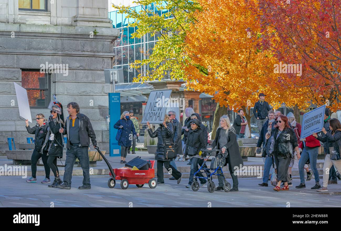 Vancouver, BC, Kanada - November 1,2020. Friedlicher Protest Anti-Blockierung, Anti-Impfstoff und Anti-Maske-Demonstranten inszenieren eine Demonstration. Selektiver Fokus, s Stockfoto