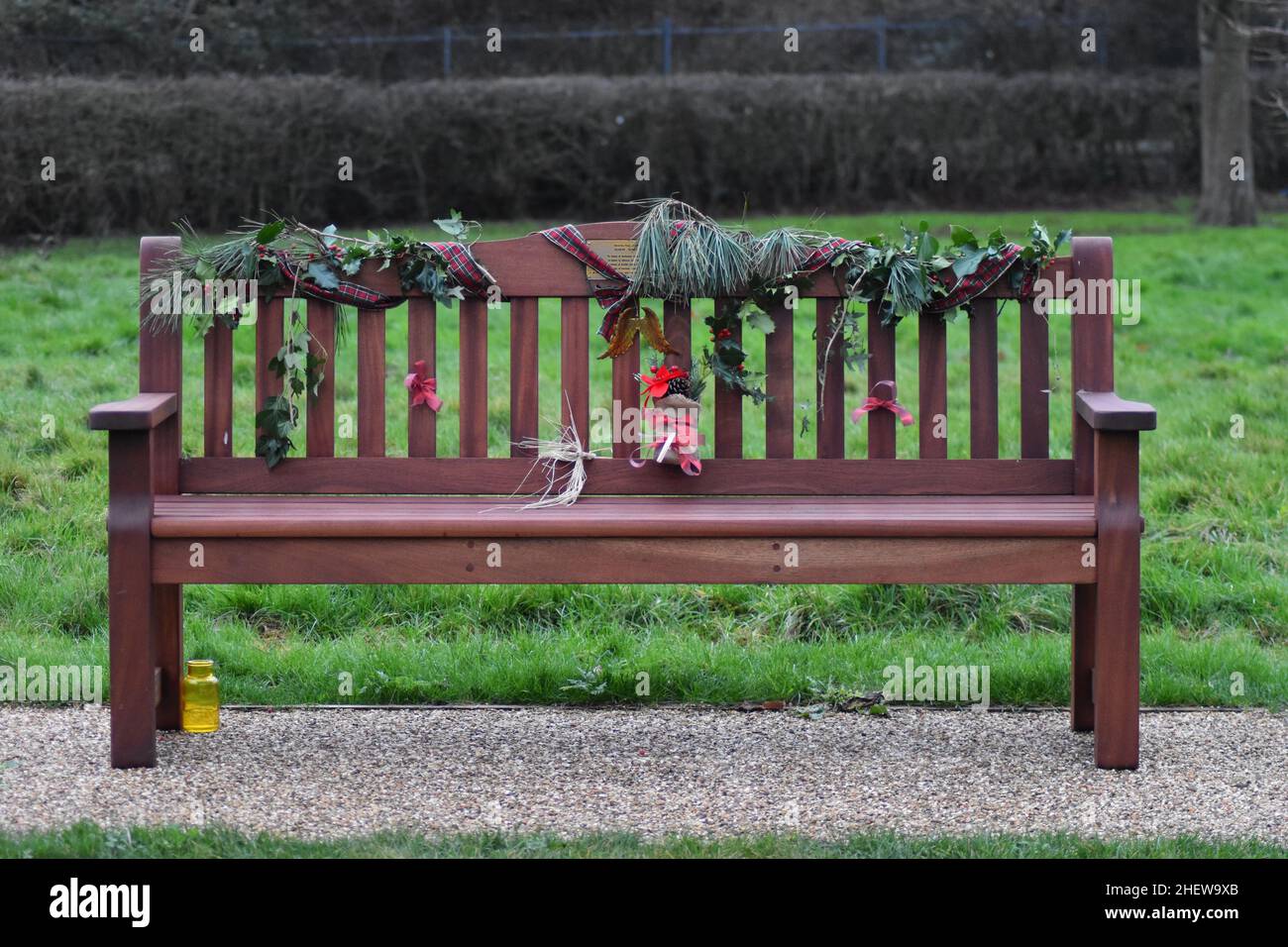 Eine Gedenkbank, die zu Weihnachten beim Newlands Remembrance Walk in Milton Keynes dekoriert wurde. Stockfoto