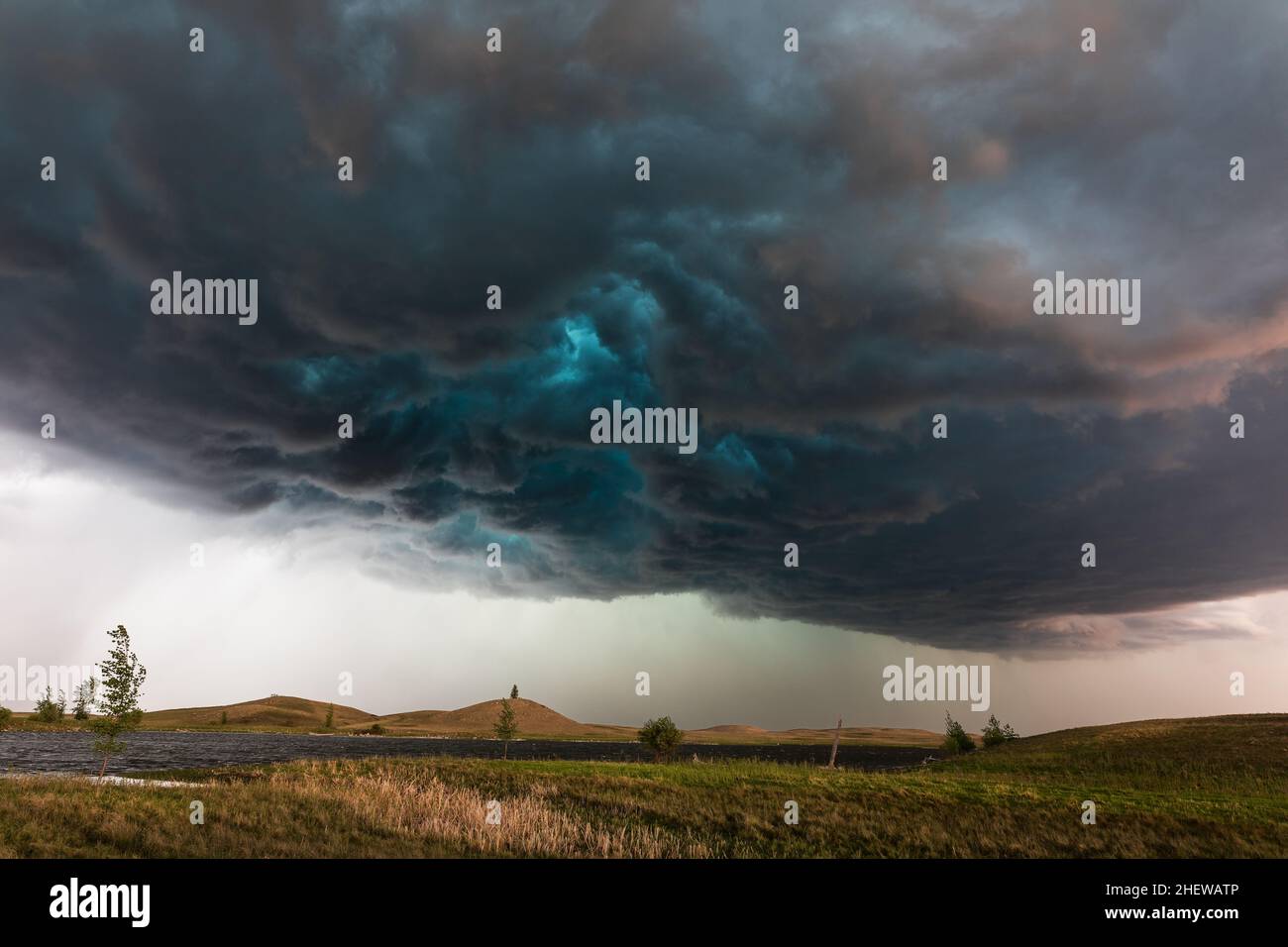 Dunkle, dramatische Wolken und Himmel vor einem schweren Sturm über einem See in North Dakota, USA Stockfoto