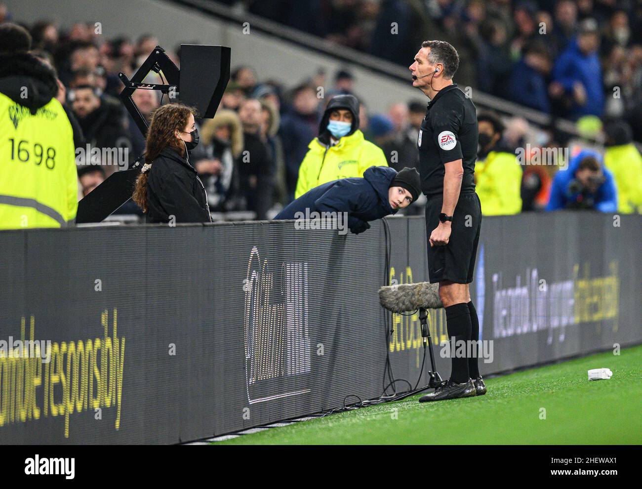 London, Großbritannien. 12th Januar 2022. 12. Januar - Tottenham Hotspur gegen Chelsea - Carabao Cup - Halbfinale - zweite Etappe - Tottenham Hotspur Stadium. Schiedsrichter Andre Marriner konsultiert den VAR-Monitor während des Carabao Cup Halbfinales, des zweiten Beinschlagers im Tottenham Hotspur Stadium, London. Bildnachweis: Kredit: Mark Pain/Alamy Live Nachrichten Stockfoto