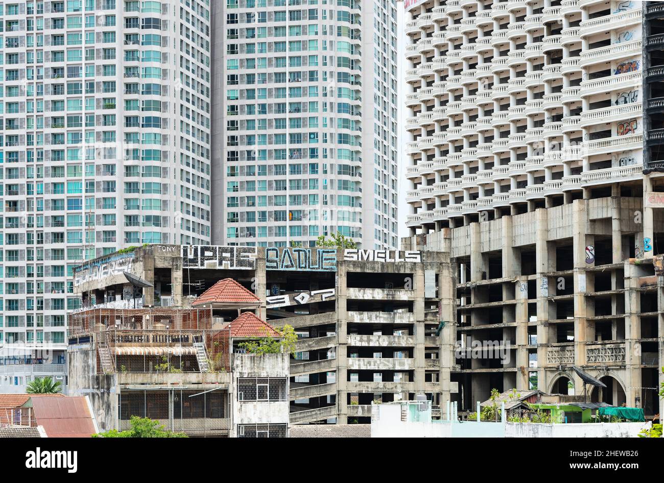 Graffiti auf dem Unfinished Sathon Unique Tower in Bangkok Thailand. Das Gebäude wurde nach der asiatischen Finanzkrise 1997 unvollendet gelassen. Re Stockfoto