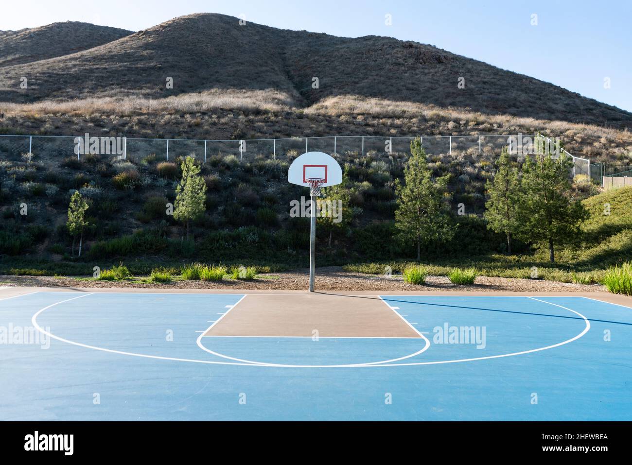 Öffentlicher Basketballplatz aus der Sicht von Half Court Stockfoto