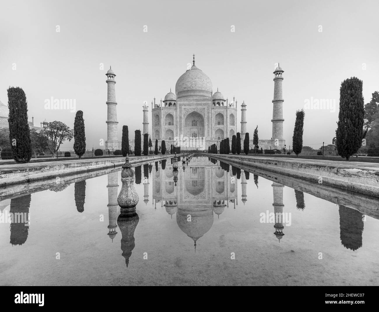 Berühmtes Taj Mahal in Indien, Agra in Schwarz und Weiß Stockfoto