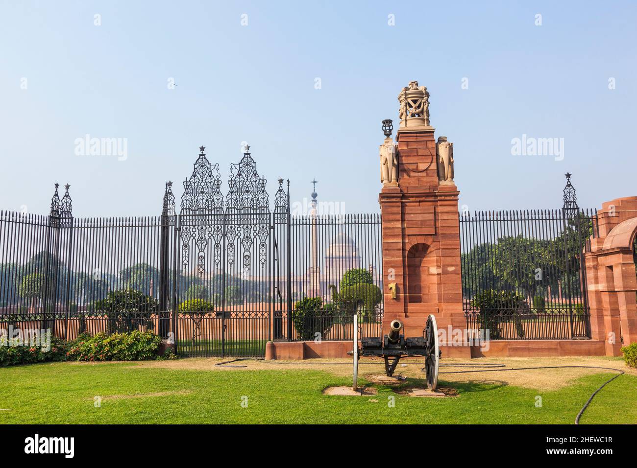 Kanone am Eingang zu Rashtrapati Bhavan (ehemaliges Vizekönigshaus, als der Inder unter britischer Herrschaft stand). Großes kaiserliches Gebäude. Neu-Delhi, Indien Stockfoto