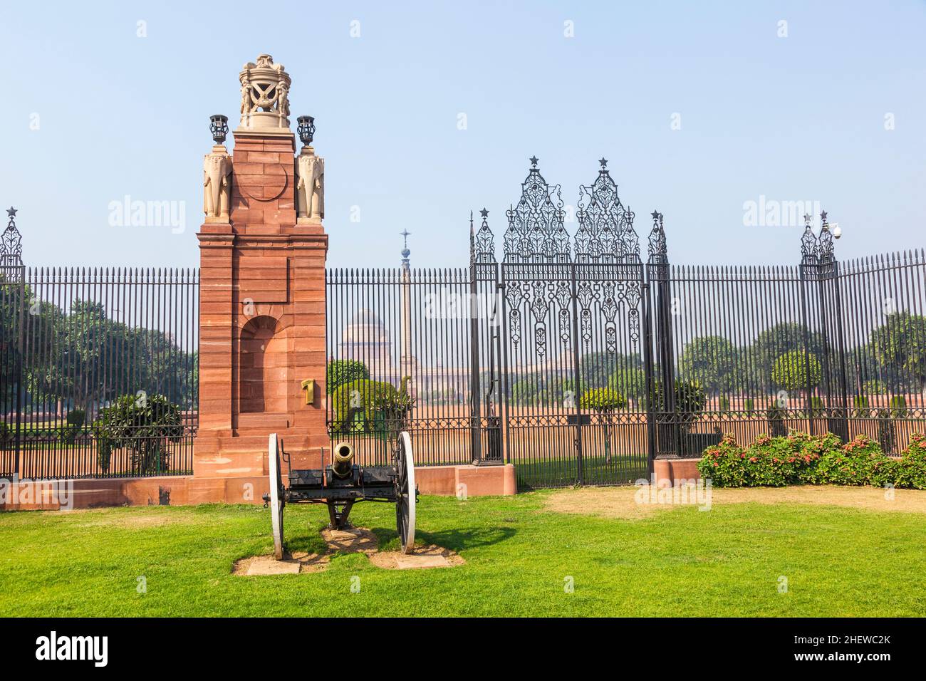 Kanone am Eingang zu Rashtrapati Bhavan (ehemaliges Vizekönigshaus, als der Inder unter britischer Herrschaft stand). Großes kaiserliches Gebäude. Neu-Delhi, Indien Stockfoto