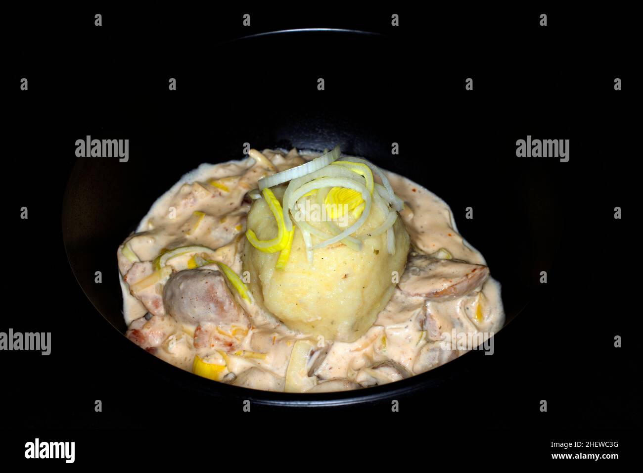 Kartoffelknödel mit Champignon-Pilzen Stockfoto