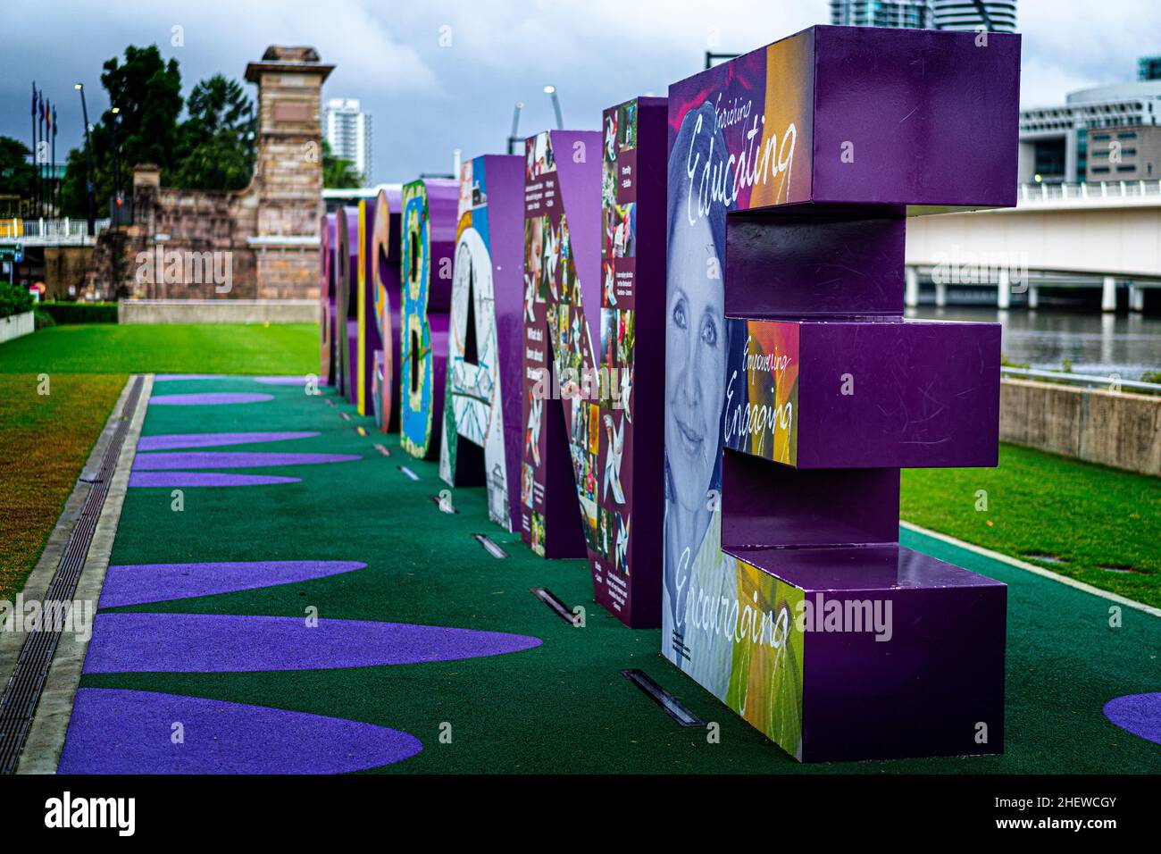 Brisbane Artwork-Schild in den Southbank Parklands mit der Skyline von Brisbane CBD im Hintergrund, Brisbane, Australien Stockfoto