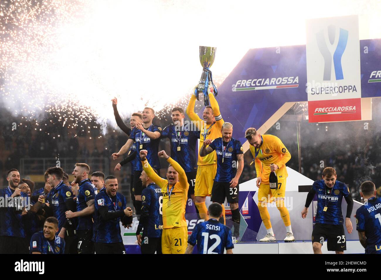 Mailand, Italien. 12th Januar 2022. Samir Handanovic hebt die italienische Supercup-Trophäe nach dem Sieg im italienischen Supercup-Finale zwischen dem FC Internazionale und dem FC Juventus am 12. Januar 2022 im Stadio Giuseppe Meazza, Mailand, Italien, an. Kredit: Giuseppe Maffia/Alamy Live Nachrichten Stockfoto