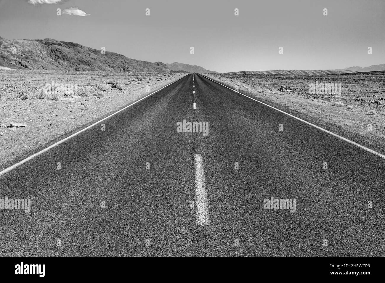 Leere Straße durch die Wüste des Death Valley Stockfoto