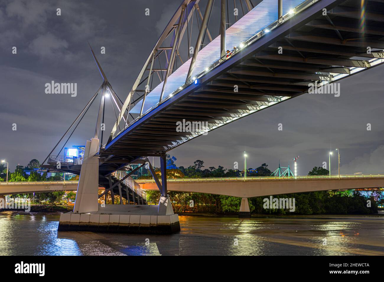 Goodwill Fußgängerbrücke über den Brisbane River bei Nacht. Brisbane, Queensland, Australien Stockfoto