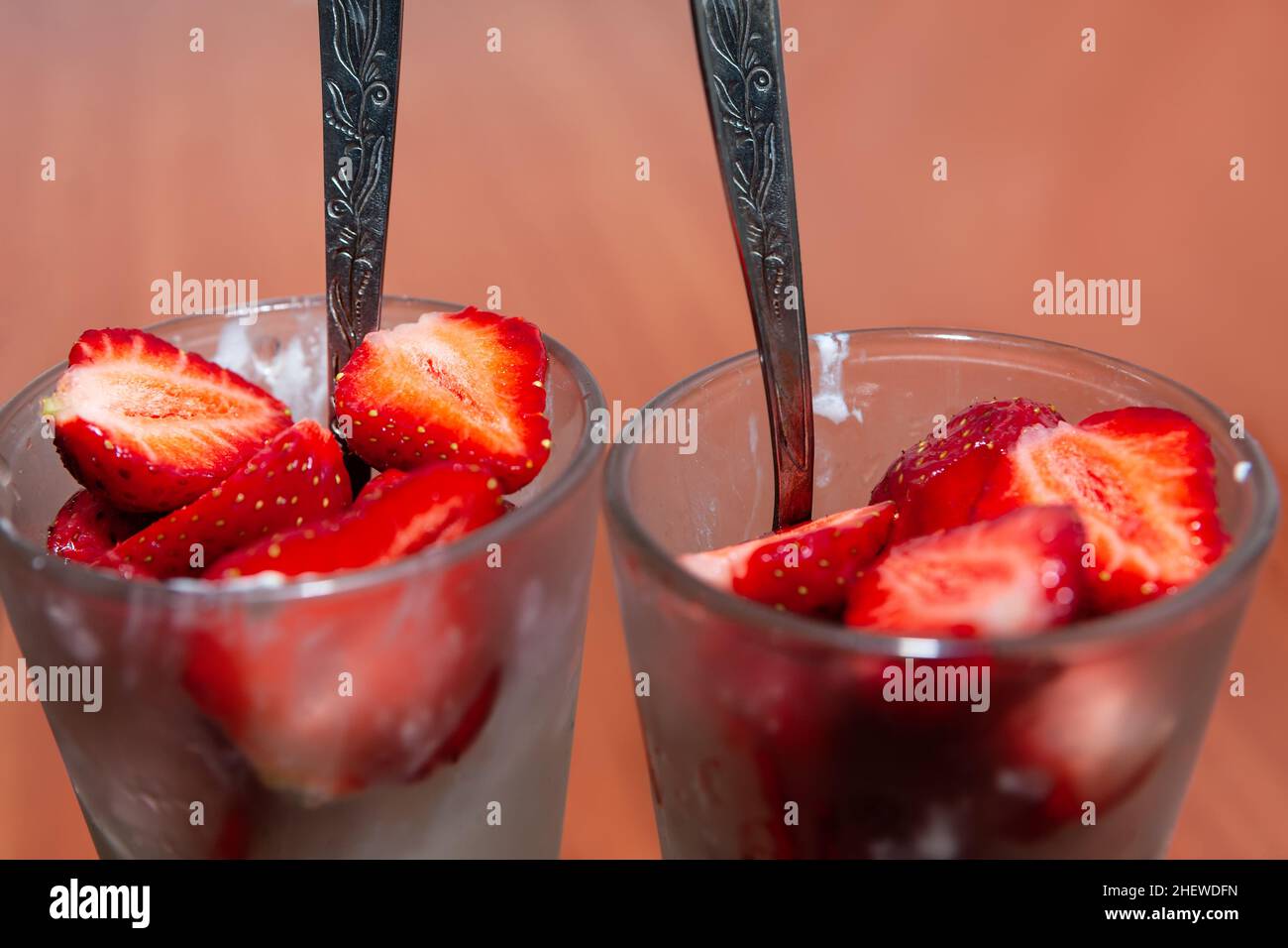 Gehackte Erdbeere in der Tasse . Dessert mit Beeren und Zucker. Gesunde, frische Ernährung Stockfoto