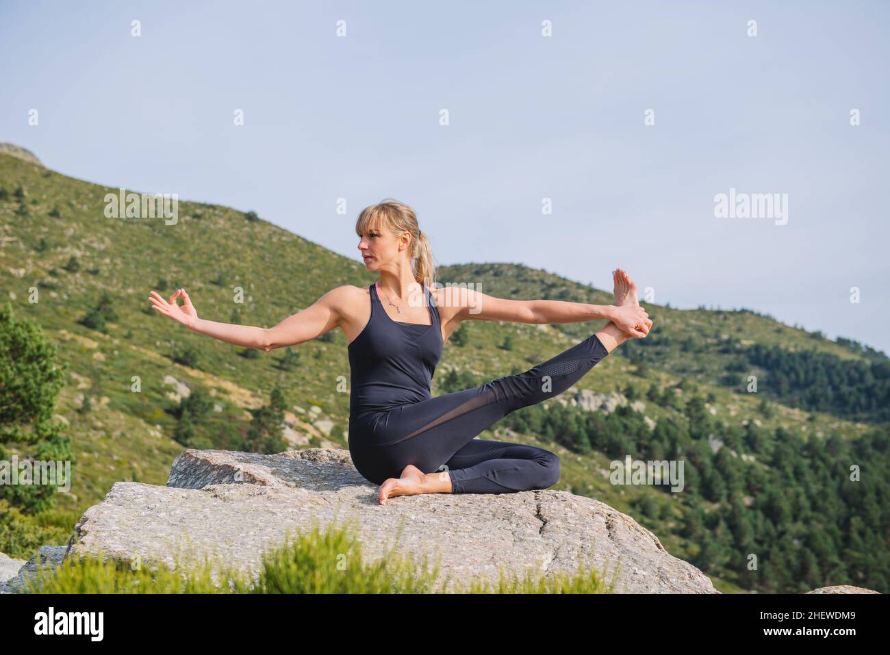 Yoga stellt Frau Berg Stockfoto