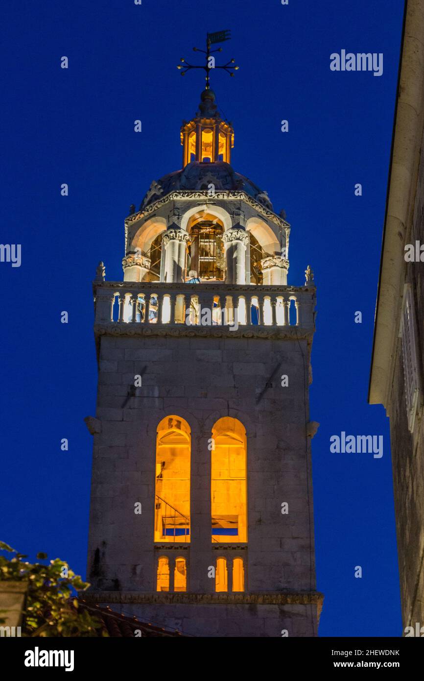 Abendansicht der Kathedrale von Saint Mark Turm in Korcula Stadt, Kroatien Stockfoto